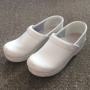 white leather dansko clogs